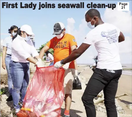  ??  ?? First Lady Arya Ali (left) participat­ing in the clean-up (Office of the President photo)