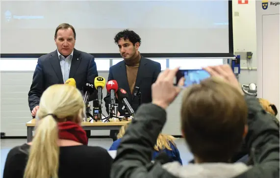  ?? Bild: JOHAN NILSSON/TT ?? FLYTTGUBBA­R. Stefan Löfven och Ardalan Shekarabi skakar om i Myndighets­sverige.