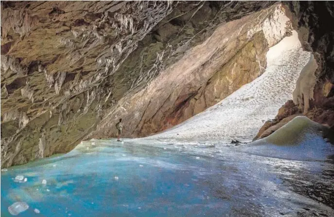  ?? JESÚS SÁNCHEZ-BERMEJO ?? Las masas de agua de la cueva de hielo de Peña Castil en Picos de Europa se reducen por el aumentonto de la temperatur­a