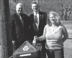  ?? Erica Moser photo ?? From left, Cumberland Mayor Bill Murray, George Stansfield and Donna Kaehler show off one of the 40 new recycle bins the town recently received.