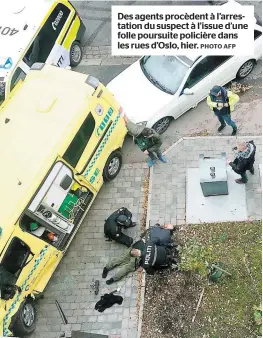  ?? PHOTO AFP ?? Des agents procèdent à l’arrestatio­n du suspect à l’issue d’une folle poursuite policière dans les rues d’oslo, hier.