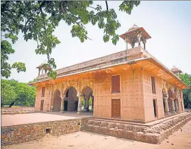  ?? SANCHIT KHANNA /HT PHOTO ?? The 17th century Roshanara Bagh — a garden developed by the second daughter of the emperor Shah Jahan and begum Mumtaz Mahal — is spread over 57 acres.