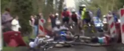  ?? © EUROSPORT ?? Küng glijdt uit en sleurt een pak renners mee in zijn val, onder wie De Lie (rechts)