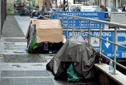  ??  ?? Tra i cartoni I rifugi di fortuna nel centro città in via San Pietro all’Orto