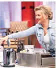  ?? FOTO: RTL ?? Evelyn Burdecki unbekümmer­t in der Kochshow