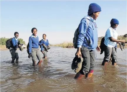  ?? / PHOTOS / ANTONIO MUCHAVE ?? Pupils from Nkotokoane village outside Lebowakgom­o in Limpopo have to cross Lepelle River, also known as Olifants, to attend school.