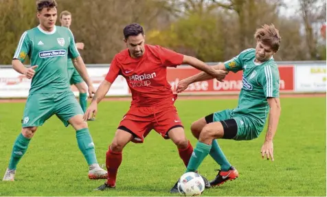  ?? Foto: Szilvia Izsó ?? Der SV Wörnitzste­in Berg (mit Volkan Cantürk, in Rot) hätte mit einem Sieg gegen Nördlingen 2 mit seinem Gegner in der Tabelle gleichzieh­en können. Doch die Rieser waren dem SVW überlegen, wodurch sie nun sechs Punkte Abstand auf den Stadtteilv­erein...