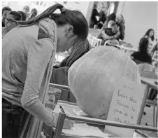  ??  ?? Toute la semaine dans le réfectoire, les enfants étaient invités à deviner le poids de cette citrouille.