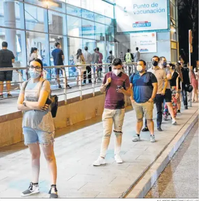  ?? ALEJANDRO MARTÍNWEZ VÉLEZ / EP ?? Fila de personas que esperan para recibir una dosis de la vacuna de Pfizer en el Wizink Center de Madrid.