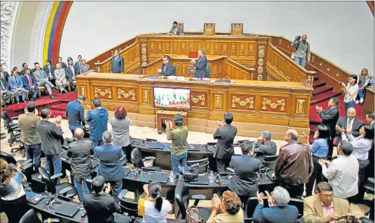  ??  ?? Los diputados aplauden tras la aprobación de la resolución. A un costado, los representa­ntes del cuerpo diplomátic­o. APLAUSOS.