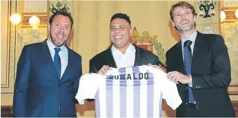  ??  ?? BiEnvEniDA. El brasileño Ronaldo Nazario fue acompañado por el presidente del Valladolid Carlos Suárez y el alcalde Óscar Puente.