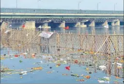  ?? VIPIN KUMAR /HT PHOTO ?? A view of the polluted Yamuna river after Chhath Puja on Wednesday.