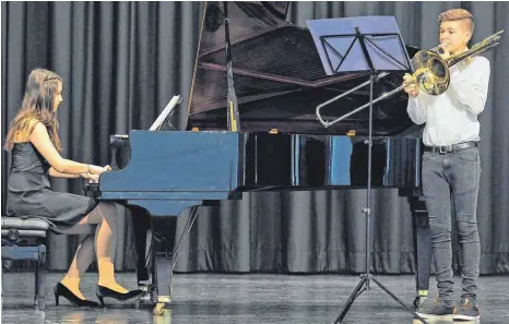  ?? FOTO: HV ?? Junge Talente spielen in Kressbronn: Ein harmonisch­es Duo bilden Daniel Steinhause­r an der Bassposaun­e und Jessica Radziwill am Klavier.