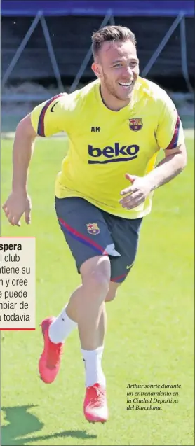  ??  ?? Arthur sonríe durante un entrenamie­nto en la Ciudad Deportiva del Barcelona.