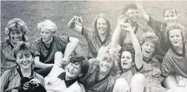  ??  ?? 1985: Opprykk i 1985: Bak: Nina Fredriksen, Anne Nord, Gry Bull-Hansen, Mette Halvorsen, Helen Ramstad. Foran: Inger Danielsen, Anita Edvardsen, Hilde Aardalen, Gina Eriksrød, Anne Haug og Guri Danielsen.