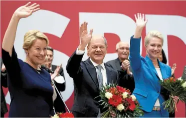  ?? ?? At the forefront: (From left) Top candidate of the SPD for mayor of Berlin Franziska Giffey, Scholz and member of the SPD and governor of Mecklenbur­gwestern Pomerania, Manuela Schwesig, waving to the public at the party’s headquarte­rs in Berlin.