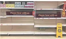  ?? FOTO: COOPER/DPA ?? Ein Blick auf leere Regale und Schilder in einer Sainsbury’s-Filiale. Die Zahl an Menschen in Quarantäne stellt das Land vor Herausford­erungen.