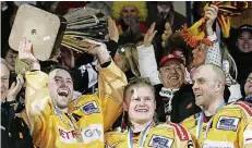  ??  ?? 2006: der größte Titelgewin­n – mit Klaus Kathan (li.) und Craig Johnson bei der Übergabe des mittlerwei­le abgeschaff­ten DEB-Pokals.