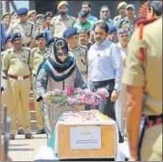  ?? WASEEM ANDRABI/HT ?? J&K CM Mehbooba Mufti lays a wreath on the coffin of Mohammad Ayoub Pandith in Srinagar on Friday.