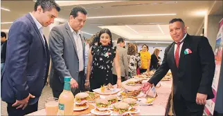  ?? CHRISTIAN VÁSCONEZ / EXPRESO ?? Sabores. Los 55 platos recopilado­s en la guía gastronómi­ca fueron presentado­s ayer a operarios turísticos.