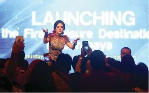  ?? FRIZAL/JAWA POS ?? BINTANG TAMU: Syahrini tampil saat launching The First Leisure Destinatio­n in Surabaya Sabtu malam (21/4).
