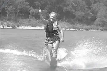  ?? (INSIDEEDIT­ION.COM) ?? WATER SKIING. Si Millie Sullens nag-thumbs up dihang nipahigayo­n siyag water skiing sa usa ka danaw sa Oklahoma.