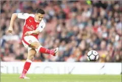  ?? AFP ?? Arsenal striker Alexis Sanchez takes a shot at the Sunderland goal in their English Premier League match at the Emirates on Tuesday.