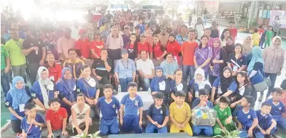  ??  ?? PENGUNJUNG dan warga sekolah merakam gambar kenangan bersama tetamu kehormat semasa Program Hari Mesra Rakyat di Sekolah Kebangsaan (SK) Sacred Heart, pada Sabtu.