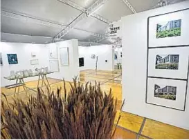  ?? (PEDRO CASTILLO) ?? Zona Crespo. En las carpas instaladas en la plaza San Martín, los visitantes pudieron recorrer 43 galerías de todo el país.