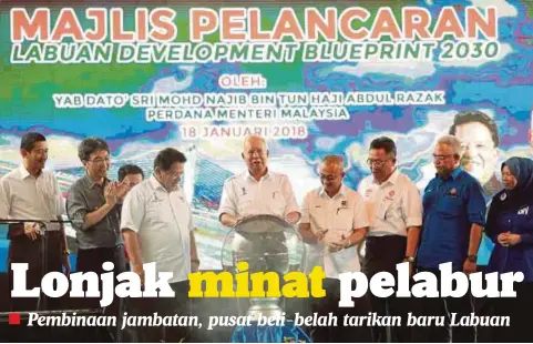  ??  ?? NAJIB melancarka­n pelan LDB2030 di Dataran Labuan.