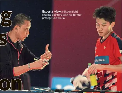  ??  ?? Expert’s view: Misbun (left) sharing pointers with his former protege Lee Zii Jia.