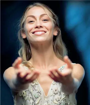  ??  ?? Ballerina Eleonora Abbagnato, 39 anni, dal 2015 dirige il corpo di ballo del Teatro dell’Opera di Roma