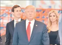  ??  ?? El presidente de EE.UU. Donald Trump (c), junto a su yerno, Jared Kushner y su hija Ivanka Trump.