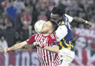  ?? // AP ?? Osayi-Samuel y Fortounis, en un lance del partido Olympiacos­Fenerbahçe