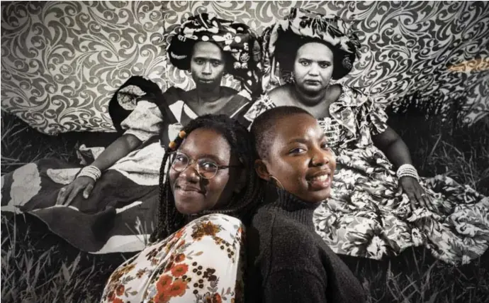  ?? © Dieter Telemans ?? Sonia Mutaganzwa (l.) schouder aan schouder met Félicia MukendiKal­onji (r.) van Karibu: ‘Waarom zouden we ons verhaal door anderen laten vertellen?’