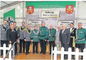  ?? FOTO: HEINZ KOCH ?? Die Hinsbecker Schützen ehrten zahlreiche Mitglieder für langjährig­e Treue zur Bruderscha­ft.