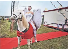  ?? RP-ARCHIVFOTO: VAN OFFERN ?? Der Weihnachts­zirkus ist in der Stadt. Chantal Lutzny, hier im Engelköstü­m mit Wallach „Shiton“, freut sich schon auf viele Gäste.