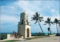  ?? REUTERS ?? Beachgoers walk along Ocean Avenue near the Mar-a-Lago estate in Palm Beach.