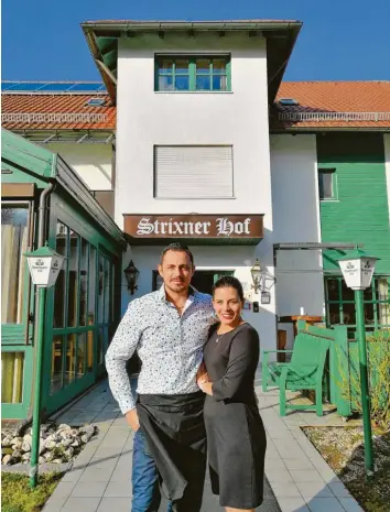  ?? Foto: Claudia Stegmann ?? Francesco Capalbo und seine Partnerin Maddalena Mastria haben Anfang des Jahres den Strixner-Hof übernommen. Die beiden kommen aus Süditalien und wollen Spezialitä­ten von dort nach Schönesber­g bringen.