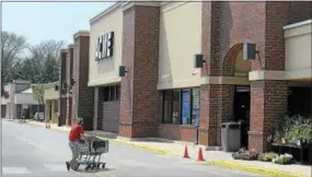  ?? GENE WALSH — DIGITAL FIRST MEDIA ?? A store associate collects carts outside the King of Prussia ACME along DeKalb Pike in Upper Merion on May 3. The store — along with a store on Welsh Road in Towamencin — will close by June 8.