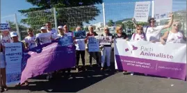  ?? (Photo M. B.) ?? Une quinzaine de militants du Parti animaliste ont manifesté devant les portes du salon.