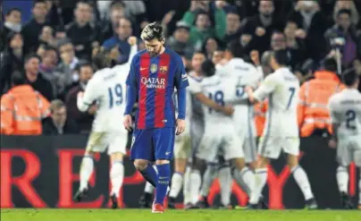  ??  ?? DESOLACIÓN. Messi, cabizbajo mientras al fondo los jugadores del Madrid celebran el 1-1.