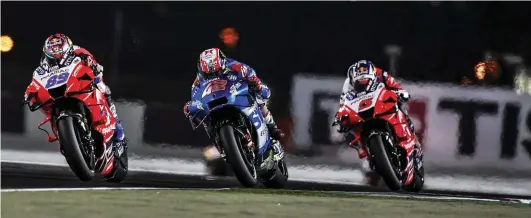  ??  ?? BELOW: The Suzuki of Alex Rins in an Ducati sandwich