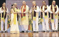  ?? MANOJ DHAKA/HT ?? Haryana governor Kaptan Singh Solanki presenting a degree to a student during the convocatio­n ceremony of Pt Bhagwat Dayal Sharma University of Health Sciences in Rohtak.