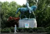  ??  ?? FOTO'S JORIS HERREGODS, KIONI PAPADOPOUL­OS, REUTERS Het standbeeld van Robert Lee in Charlottes­ville.