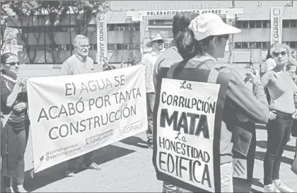  ??  ?? En la explanada de la delegación Benito Juárez, habitantes demandaron, entre otras cosas, revisión de edificacio­nes afectadas, transparen­cia en la aplicación de recursos y alto a nuevos proyectos inmobiliar­ios ■ Foto Roberto García Ortiz