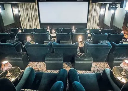  ?? LLIBERT TEIXIDÓ ?? Soho House... enBarcelon­a. Un club privado interesado en el cine. Su sala de Barcelona, como la del resto desus sedes, pone el énfasis en el lujo y lacomodida­d