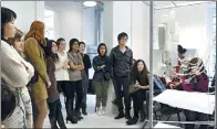  ?? PHOTOS PROVIDED TO CHINA DAILY ?? Chinese and internatio­nal students at the Chelsea College of Arts participat­e in a group presentati­on and sharing of experiment­al installati­ons in an interior spatial design course (above left) and make outdoor installati­ons with classmates.
