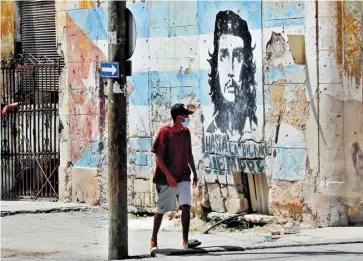  ?? EFE ?? Un hombre camina frente a un mural de Ernesto Che Guevara en La Habana.