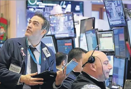  ?? MARK LENNIHAN / AP ?? Pese al buen dato del empleo publicado ayer, Wall Street siguió la tónica general y se dejó un 1,02%